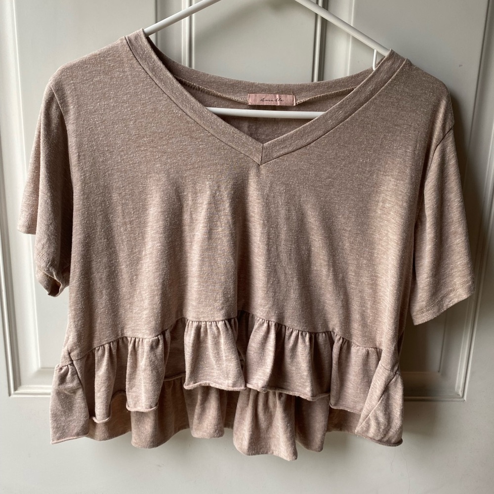 Amable Women's Ruffled Tan Top